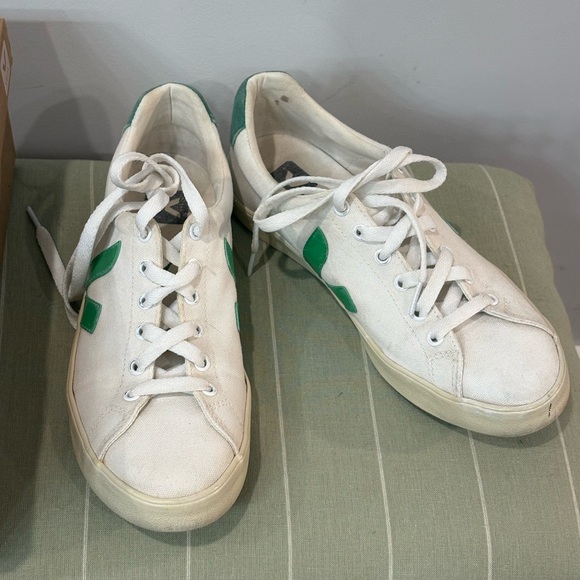 Veja White Sneakers with Green Heel Tab - Picture 6 of 14
